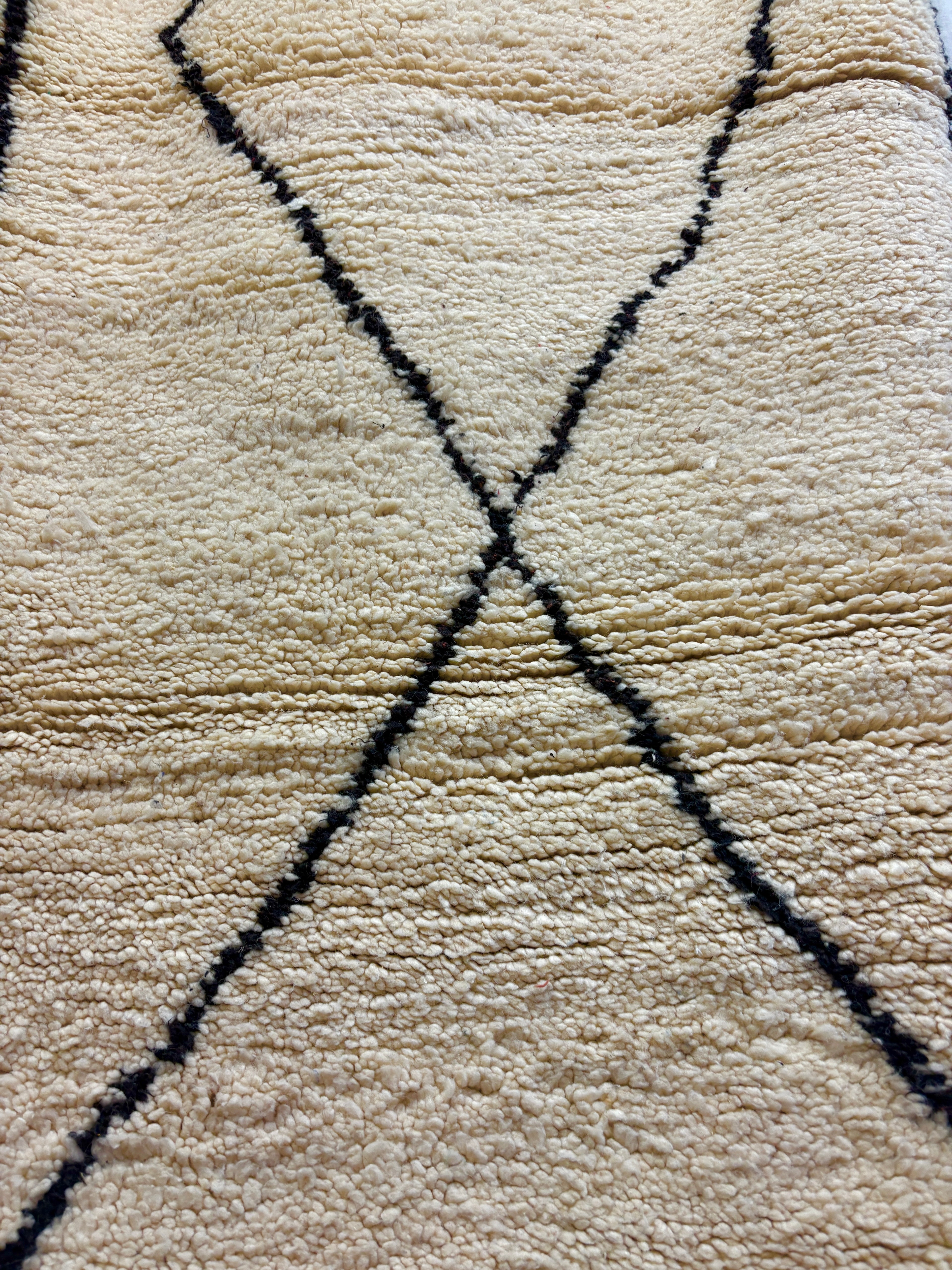 Beni Ourain Moroccan Runner in Ivory Wool with Black Diamond Outline